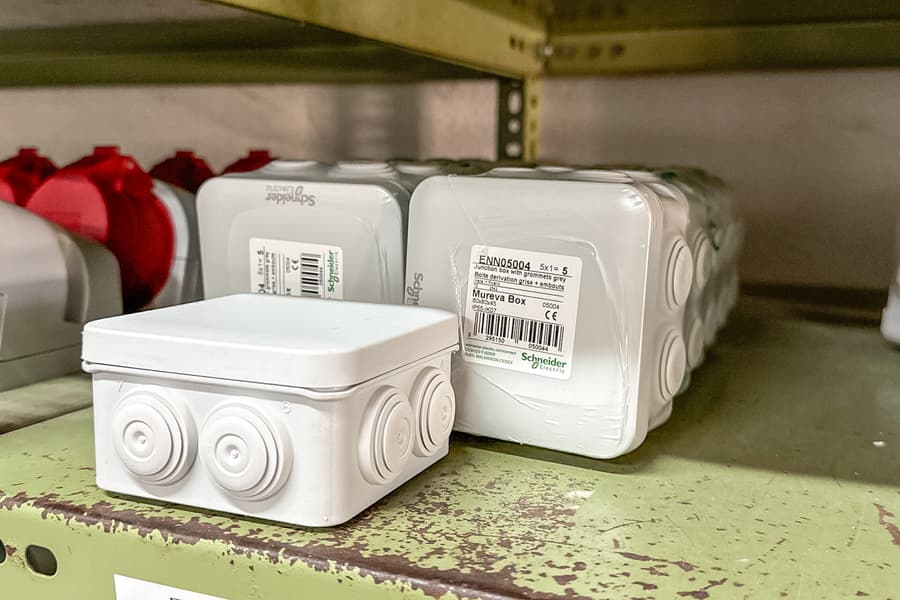 13 Abzweigdosen Schneider Electric ENN05004